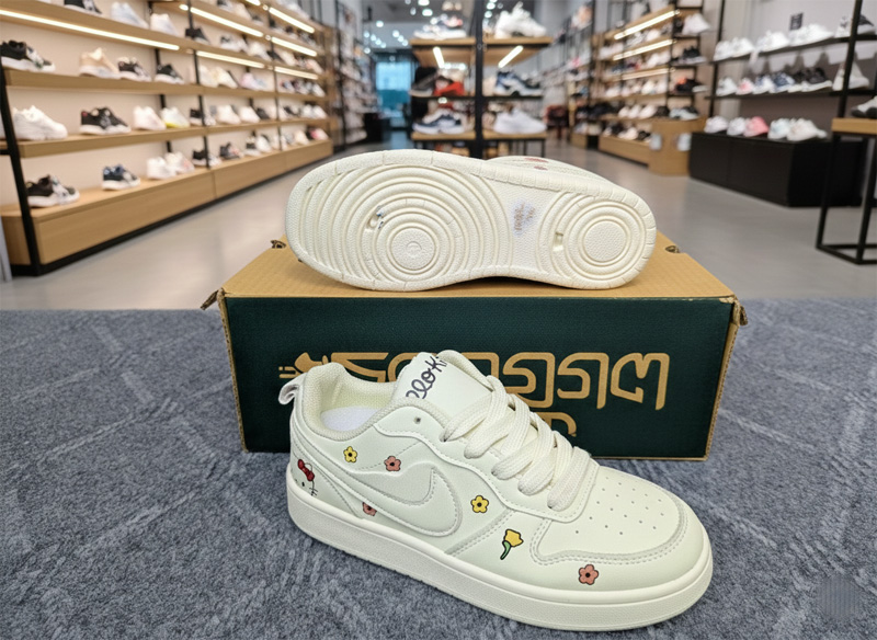 High Quality Stylish Sneakers For Ladies - Image 2